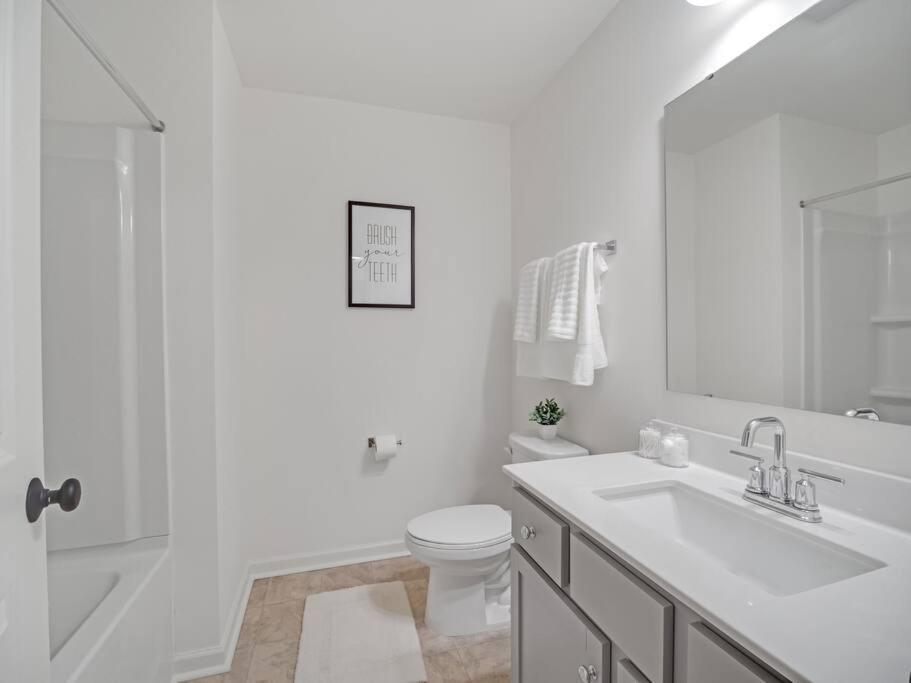 Gorgeous New Townhome/Charlotte! エクステリア 写真